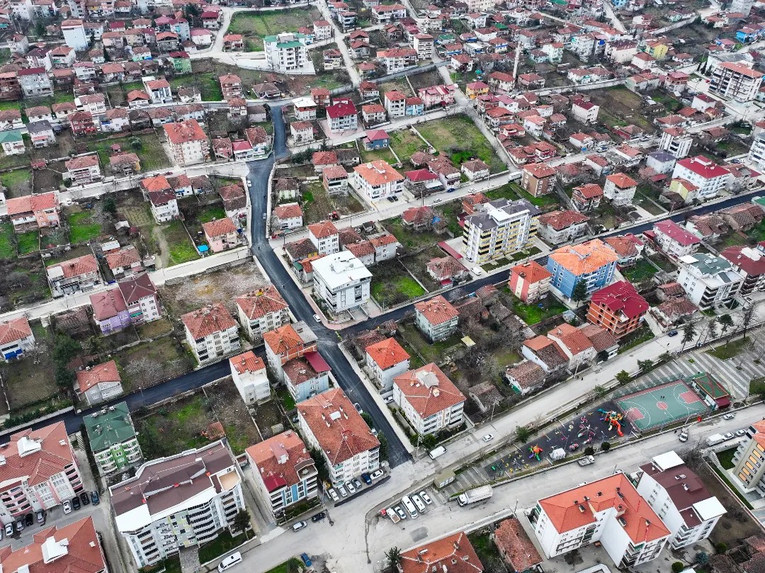 Şehit Er Hasan Avcı Caddemizin Yolunu Sıcak Asfalt İle Yeniledik.