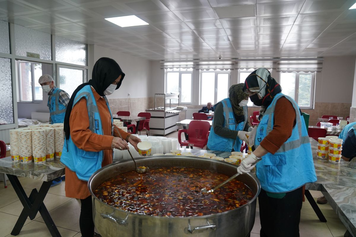Erbaa Belediyesi Aşevi Ramazan Ayı Boyunca Her Gün 800 Kişiye Sıcak Yemek Ulaştırıyor.